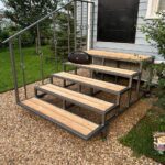 Готовая лестница на крыльцо с деревянными ступенями и металлическим каркасом